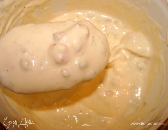 Смешать со сметаной, майонезом, солью, смесью перцев и горчицей. Соус готов.