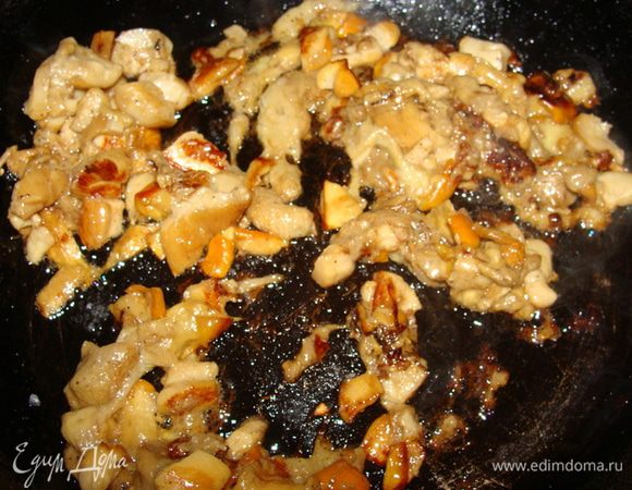 Грибы обжарить с солью и перцем до готовности.