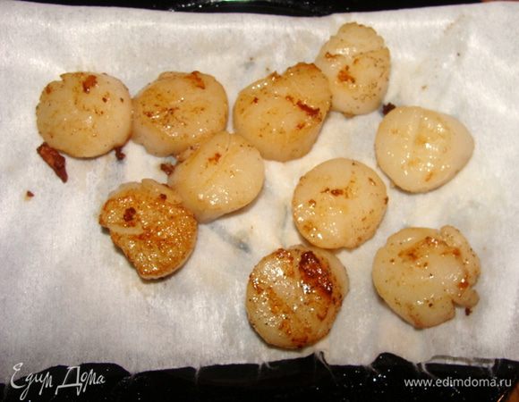 Гребешки обжарить на сковороде-гриль. Использовать растительное масло. Переложить на бумажное полотенце, чтобы оно впитало лишнее масло.