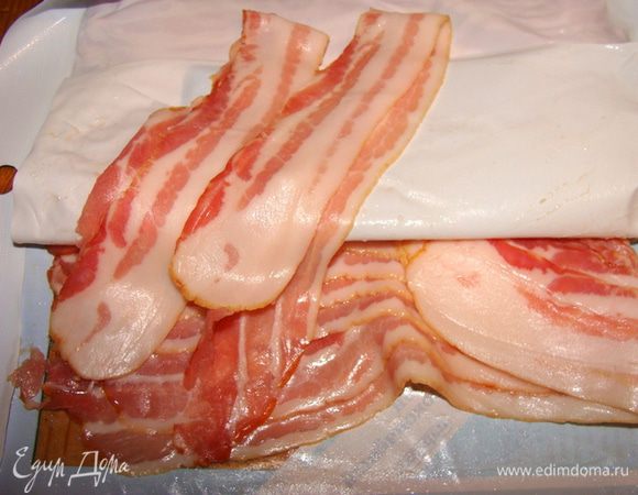 Подготовить бекон. Бекон должен быть очень тонко нарезан.