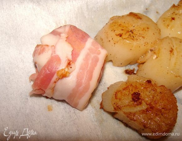 Каждый гребешок аккуратно завернуть в полоску бекона (клубочком).