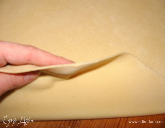 Тесто на этот раз у меня очень быстрое в приготовлении и его не надо заранее делать. Нагреть сыворотку (можно заменить водой) до 30*, растворить в ней мед и 1 ч/л с горкой сухих дрожжей. Поставить на 5 минут в теплое место. потом добавить 1 с/л оливкового масла и просеянную муку. Чуточку присолить. Вымесить хорошо, сформировать шарик, накрыть и поставить в теплое место еще на 5 минут. Далее раскатать тесто до толщины 3 мм.