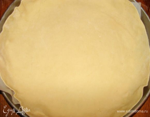 Фотрму застелить пекарской бумагой, смазать маслом растительным, выложить сверху тесто. Края в этот раз, я оставила довольно большие. Тесто не поднимется, а они станут хрустящими!