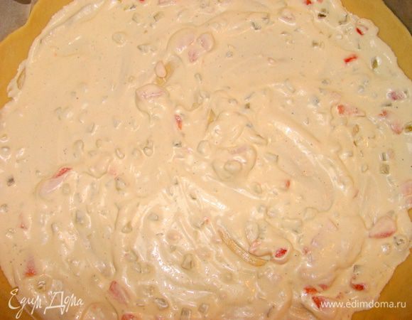 Смазать основу для пиццы обильно соусом.