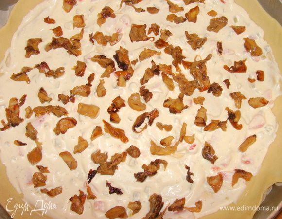 Сверху распределить грибы.