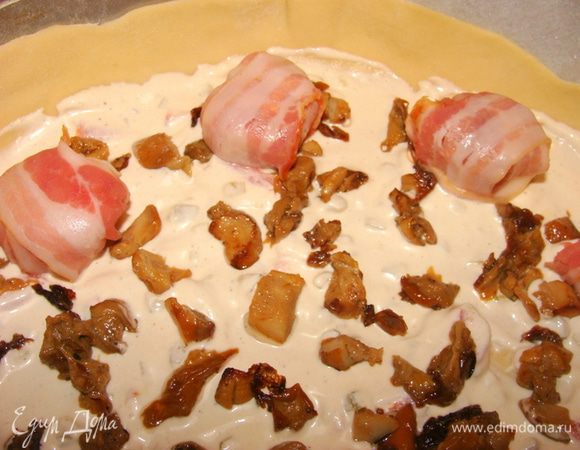 По краю выложить гребешки.