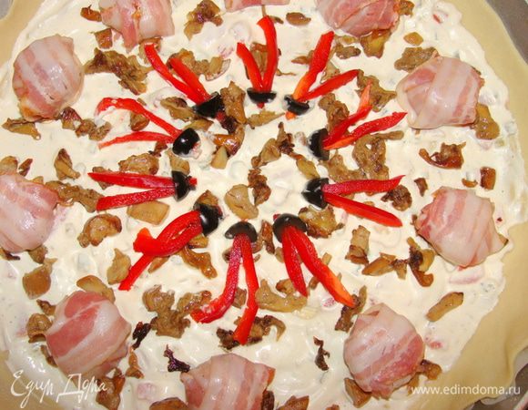 Декорировать половинками маслин с перышками перца болгарского. 