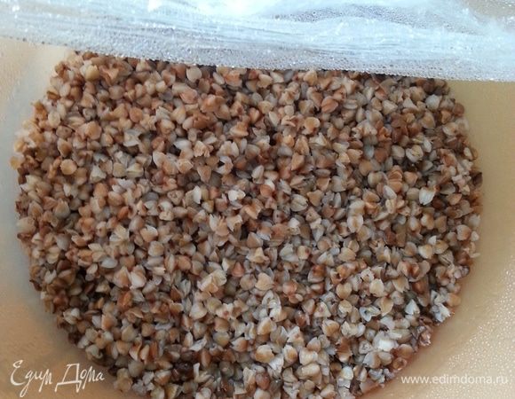 Промытую гречку заливаем горячей кипяченой водой, накрываем пленкой. Для меня обязательное условие - по объему гречка и вода равны, т.е. стакан гречки + стакан воды.