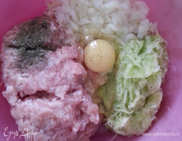 Из фарша, кабачка, лука, специй и яйца замешиваем фарш.