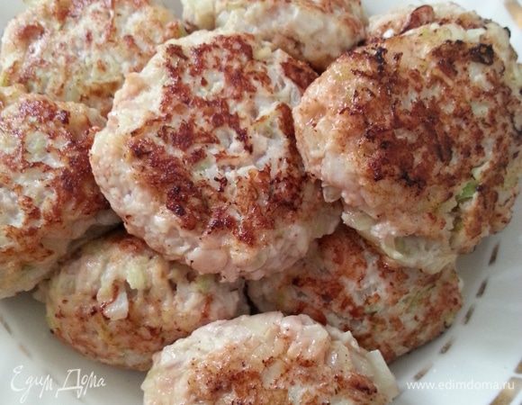 Обжариваем на сковороде с антипригарным покрытием тефтели, совсем чуть-чуть.