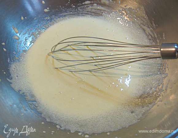 К желткам добавить сахар, ванильный сахар и венчиком слегка слегка перемешать.