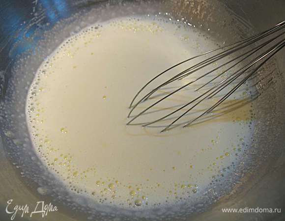 К перемешанным желткам с сахарам добавляем сливки. Перемешиваем и ставим на паровую баню. Миска не должна касаться кипящей воды. Прогреваем массу до 60 градусов.
Здесь лучше взять посуду с круглым дном (т.е. миску).