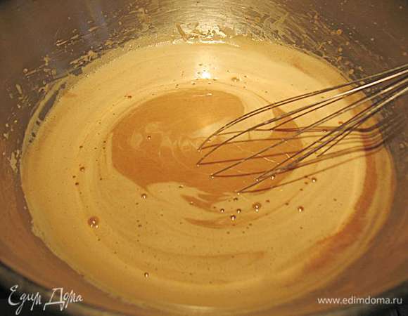 К нашей массе добавить водку и коньяк, довести смесь до 60 градусов и помешивая готовить еще 7 минут. Получившийся ликер процедить. Перелить в бутылку и охладить.