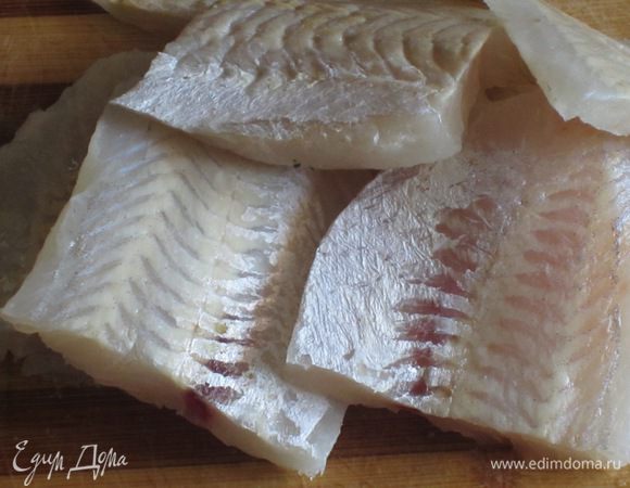 Хек нарезать небольшими кусочками.