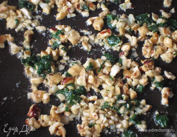 В сковороде разогреть сливочное и оливковое масло, добавить орехи, петрушку, чеснок и прогреть 2 минуты.