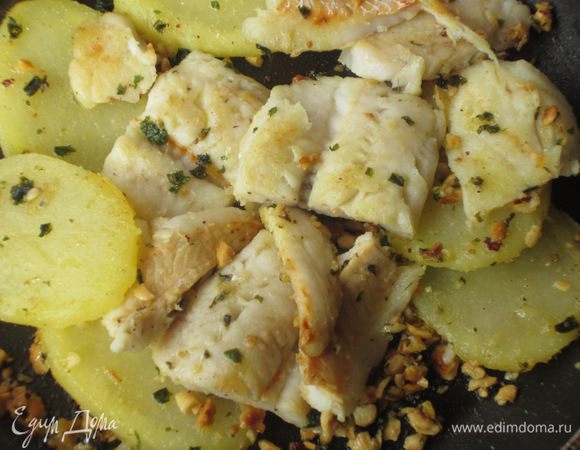 Выложить картофель, рыбу, посолить, поперчить и готовить 5-6 минут.