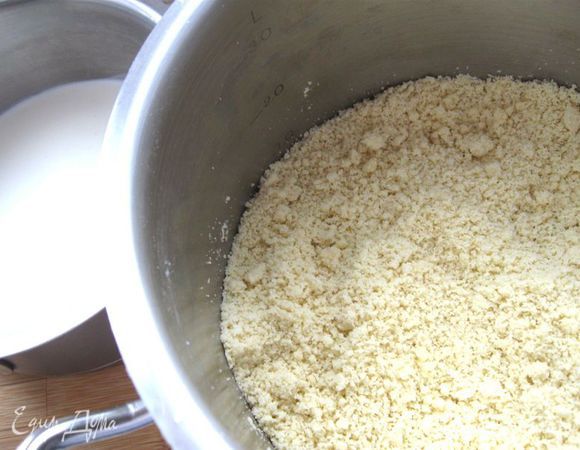 Добавить в муку ( 2.5 стакана) соду, масло  и перетереть руками в крошку. 