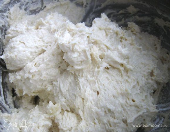 К полученной массе добавить кефир. Замесить тесто, оно получится, как на фото, липкое. При раскатке его нужно присыпать мукой ( 0.7 стакана). Положить тесто в холодильник на час.