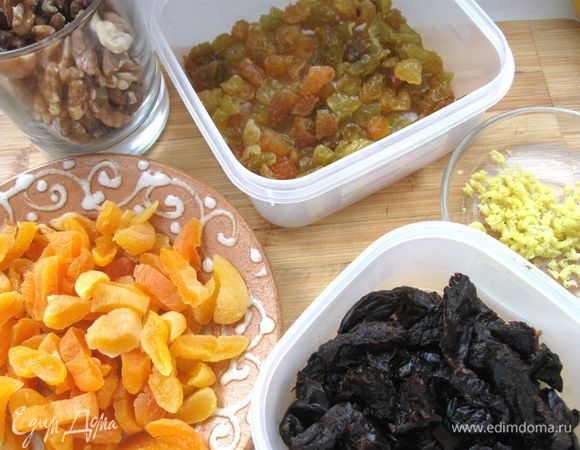 Приготовить сухофрукты: курагу, чернослив, изюм, а также грецкие орехи, натертую на мелкой терке цедру лимона.