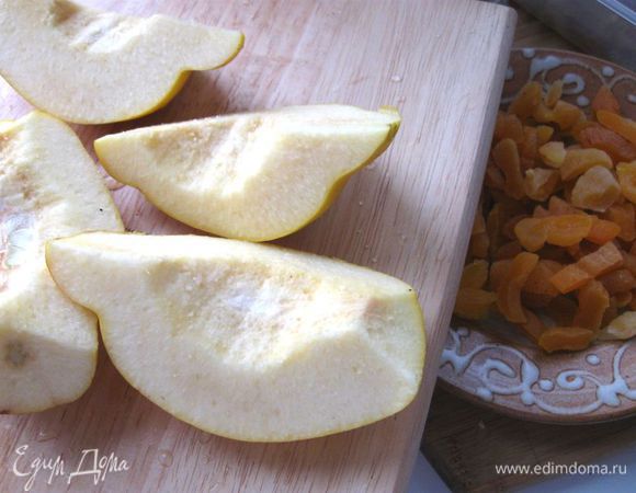 Айву очистить, разрезать на четвертинки, вынуть семенную часть.