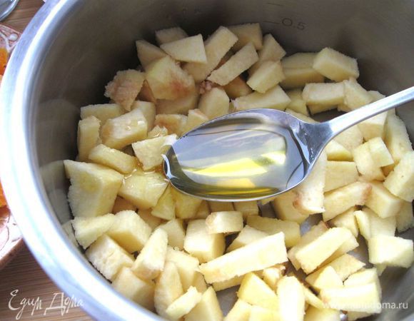 Айву порезать кубиками, добавить мед, сахарный песок, вино. Варить на медленном огне минут 20 до исчезновения жидкости.