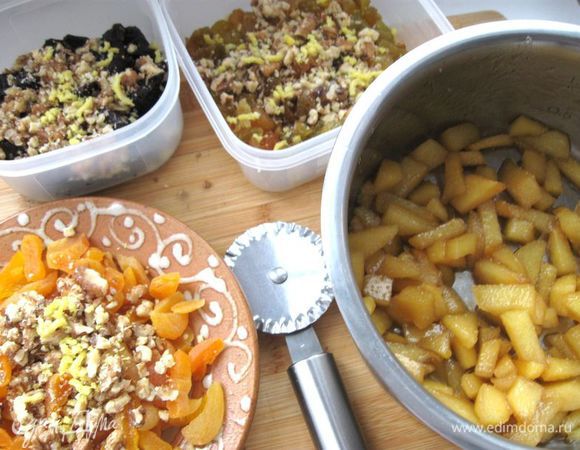 Нарезать сухофрукты. Орехи и цедру добавить пропорционально к начинкам из кураги, изюма, чернослива.