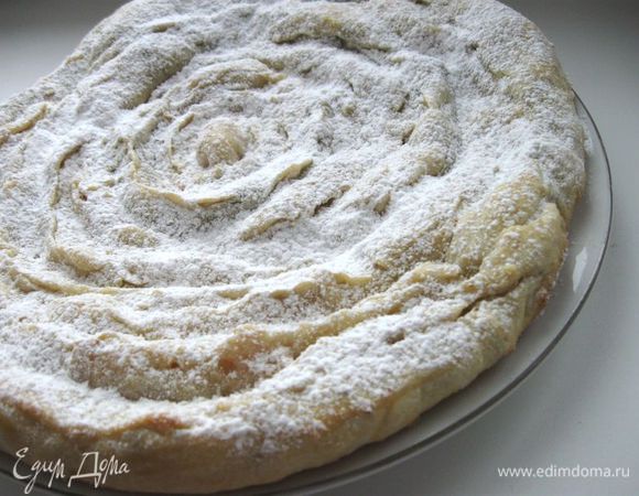 Свернуть трубочки улиткой. Выпекать в духовке при 180 градусах  35 минут. При подаче пирог посыпать сахарной пудрой.