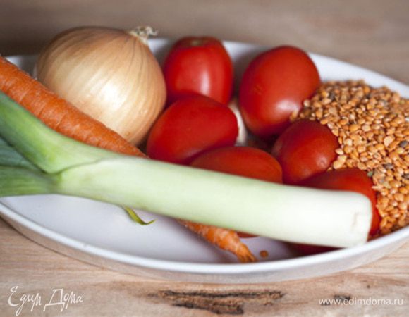 
Морковь, лук-порей, помидоры и лук нарезаем небольшими кусочками и измельчаем чеснок. 
