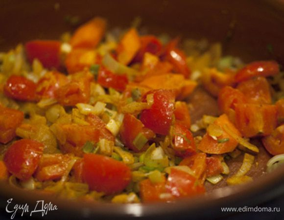 Между тем, разогреваем на сковороде одну столовую ложку оливкового масла и поджариваем листья шалфей в течение 10-20 секунд. 

