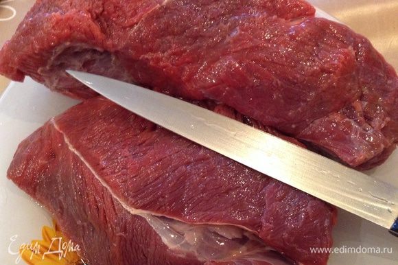 Нарезать мясо на куски 2*2 см.