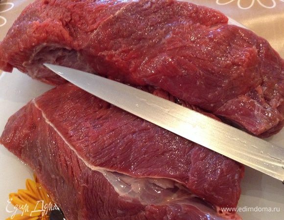 Нарезать мясо на куски 2*2 см.