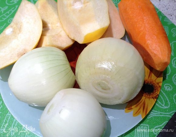 Через 2 час убавить количество жидкости и добавить морковь, лук, айву, соль, перец.