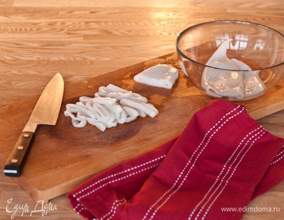 Очищенное филе кальмара нарезать кольцами.