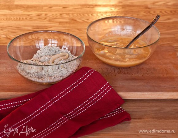 Яйцо взбить венчиком. Посолить, поперчить.