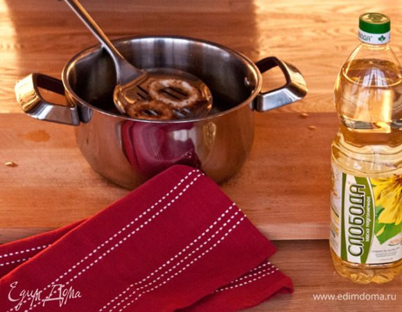 Обмакнуть кольца кальмара во взбитые яйца, потом в сухари