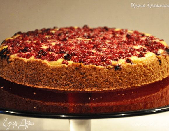 Разъемную форму диаметром 21 см устлать пергаментом (бока не нужно). Выложить тесто, размять руками, сформировав бортики. Запечь в разогретой духовке при 180 гр 10 минут. Сразу выложить (скорее - вылить) начинку , посыпать брусникой, слегка можно придавить руками. Выпекать еще минут 40. вытащить и остудить, поставить в хол-к минут на 30. Тогда десерт застынет и будет шикарно резаться.