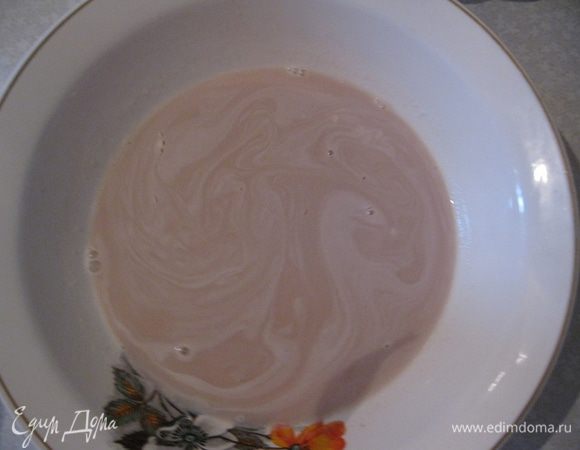 Дрожжи смешать с 150 мл теплой воды и сахаром. Подмешать 2 стол. ложки муки и оставить на 20 минут.