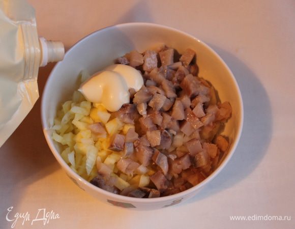 Селедку, яблоко, луковицу мелко измельчим. Добавим ложку майонеза и перемешаем. Это у нас будет другая начинка.