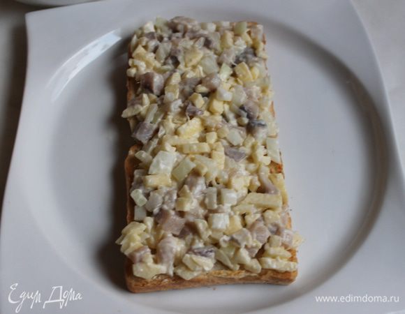 Теперь намажем нашей селедочной массой. Сверху кладем еще 2 кусочка хлеба. И слегка прижимаем ладошкой.