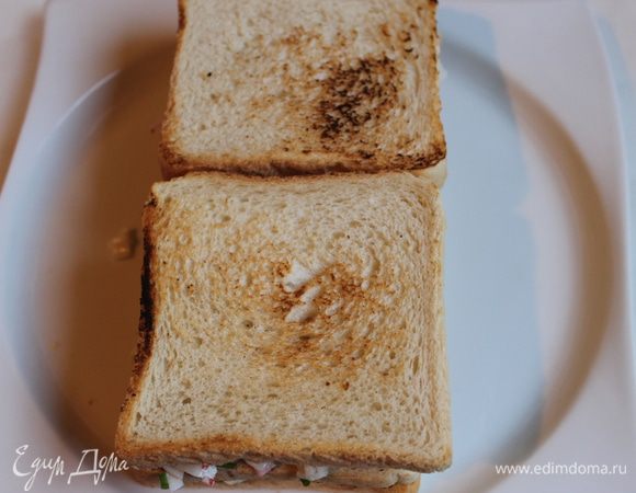 Накрываем все оставшимися 2 кусками хлеба и опять слегка придавить.
Лучше прижать сверху доской разделочной и убрать в холод. Например на часок.