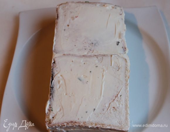 Oбмажем весь тортик сливочным сыром.