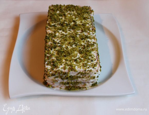 И обсыпем молотыми фисташками. Уберем его в холодильник. Минимум на 30 минут. (Начинку для такого тортика можно взять любую)