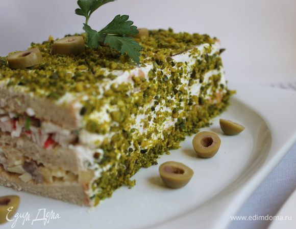 Украсим нарезанными оливками. Перед подачей режем на 6 частей. Угощайтесь! Приятного аппетита!