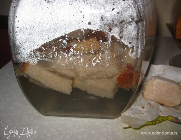 Положить сухари в банку и залить кипятком, когда остынет — процедить.