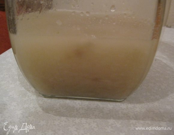 Получившийся настой смешать с 10–15 г дрожжей и сахаром. Оставить в теплом месте. Когда появится густая пена, квас процедить.