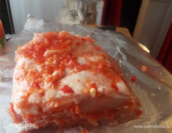 Карбонад обмазать аджикой и немного посолить. Отправить запекать в разогретую духовку 240-250 С. на 25-30 минут. Остудить.