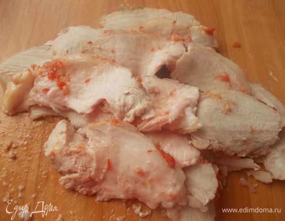 Порезать остывшее мясо потоньше, пластинками.