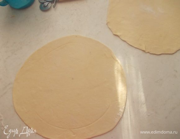 Из теста раскатать два одинаковых круга.