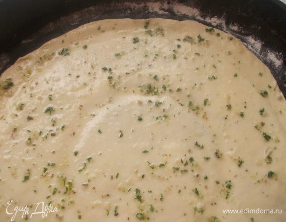 Растереть в ступке чеснок с щепоткой соли, добавить орегано, порезать петрушку. Растереть и добавить оливковое масло. Один круг теста выложить на претрушеный мукой противень. Смазать половиной нашей чесночно-оливковой смеси.  