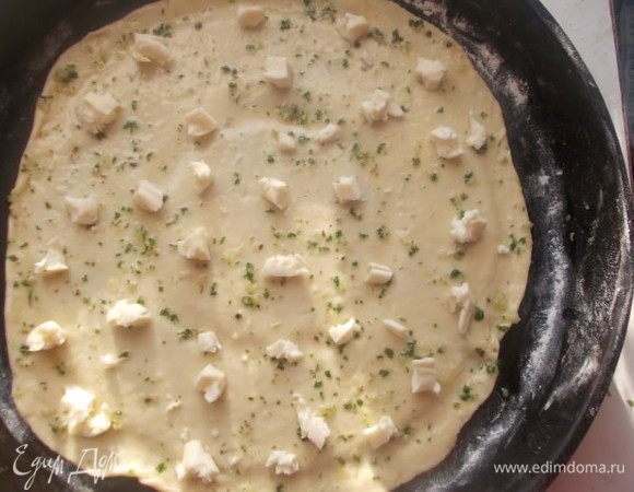 Выкладываем сверху,половину моцареллы, я её порвала на мелкие кусочки, можно порезать.